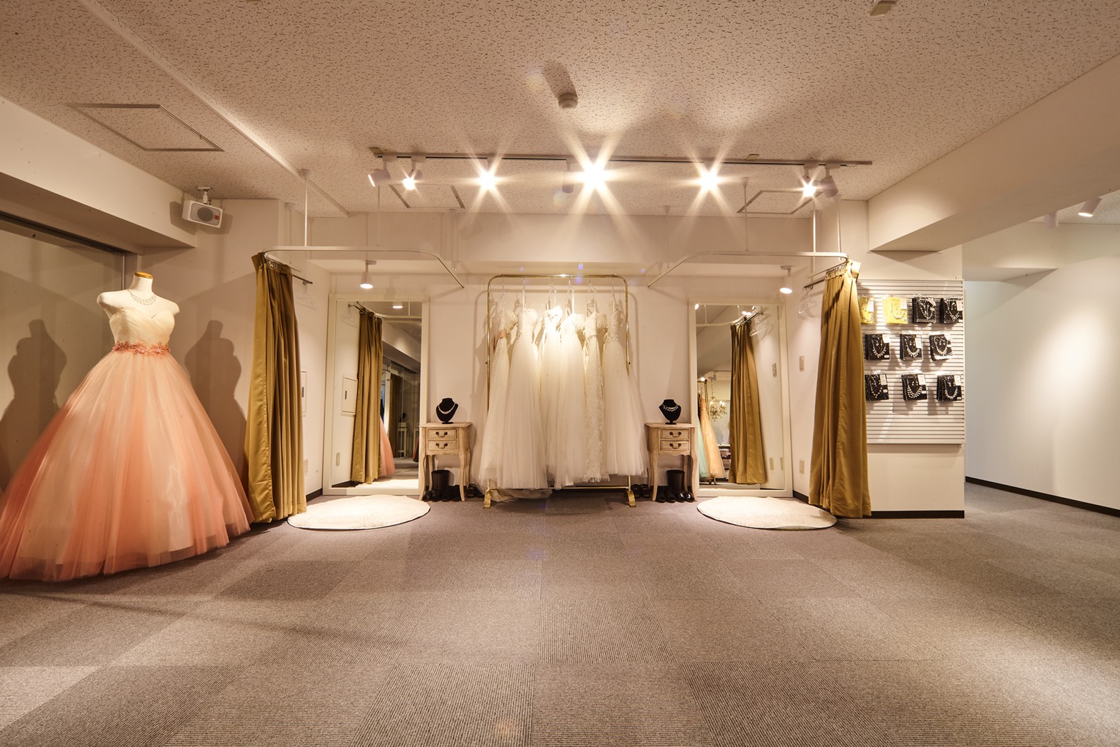 ゆったりとカラードレスをお選びいただけます