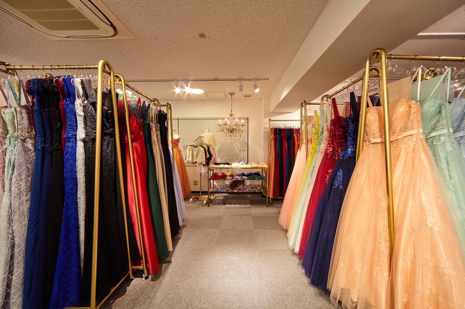 広々とした店内には豊富なカラードレス